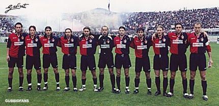 Foto ricordo per i giocatori del Gubbio davanti alla Fiesole