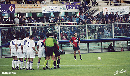 Orocini si appresta a calciare un pericoloso calcio di punizione