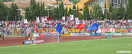 Bandiere e stendardi rossoblù in curva