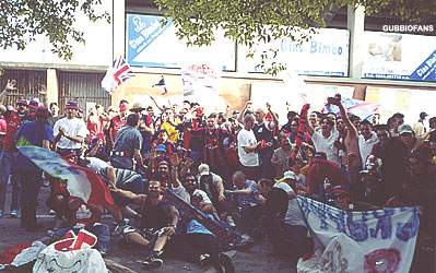 I tifosi eugubini esultano fuori dello stadio "