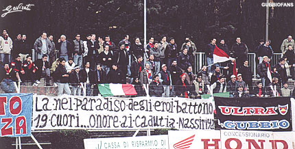 La curva dedica uno striscione ai caduti dell'Iraq