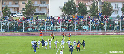 I giocatori del Gubbio sono felici per la vittoria e sono pronti a festeggiare...