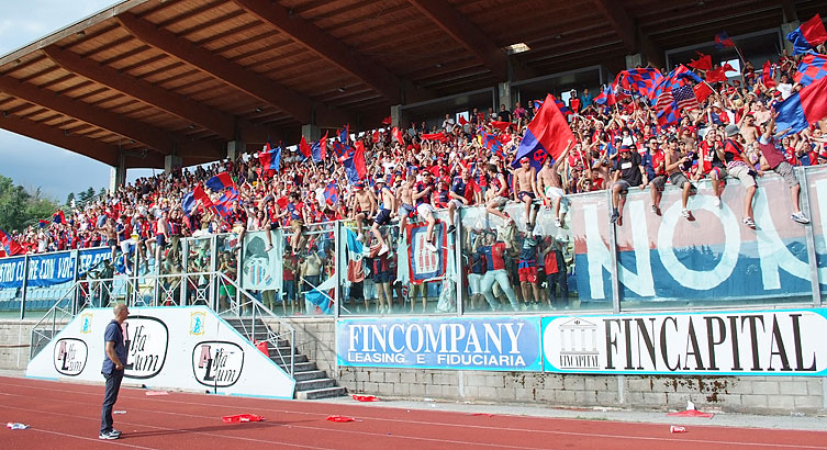 Tifosi in tribuna lato ovest