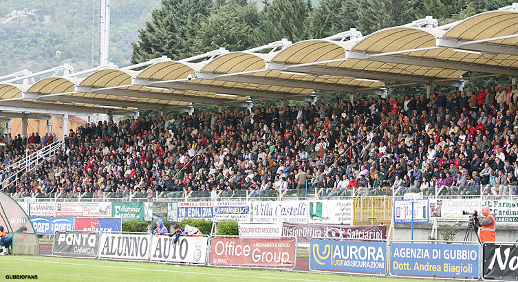 Tribuna gremita