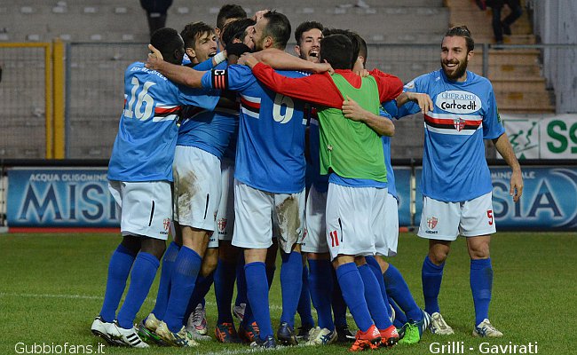 Calciatori ospiti festanti