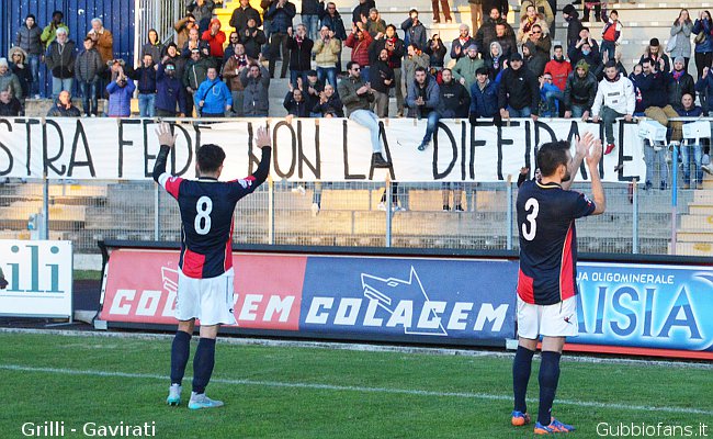 Calciatori e tifosi a fine gara